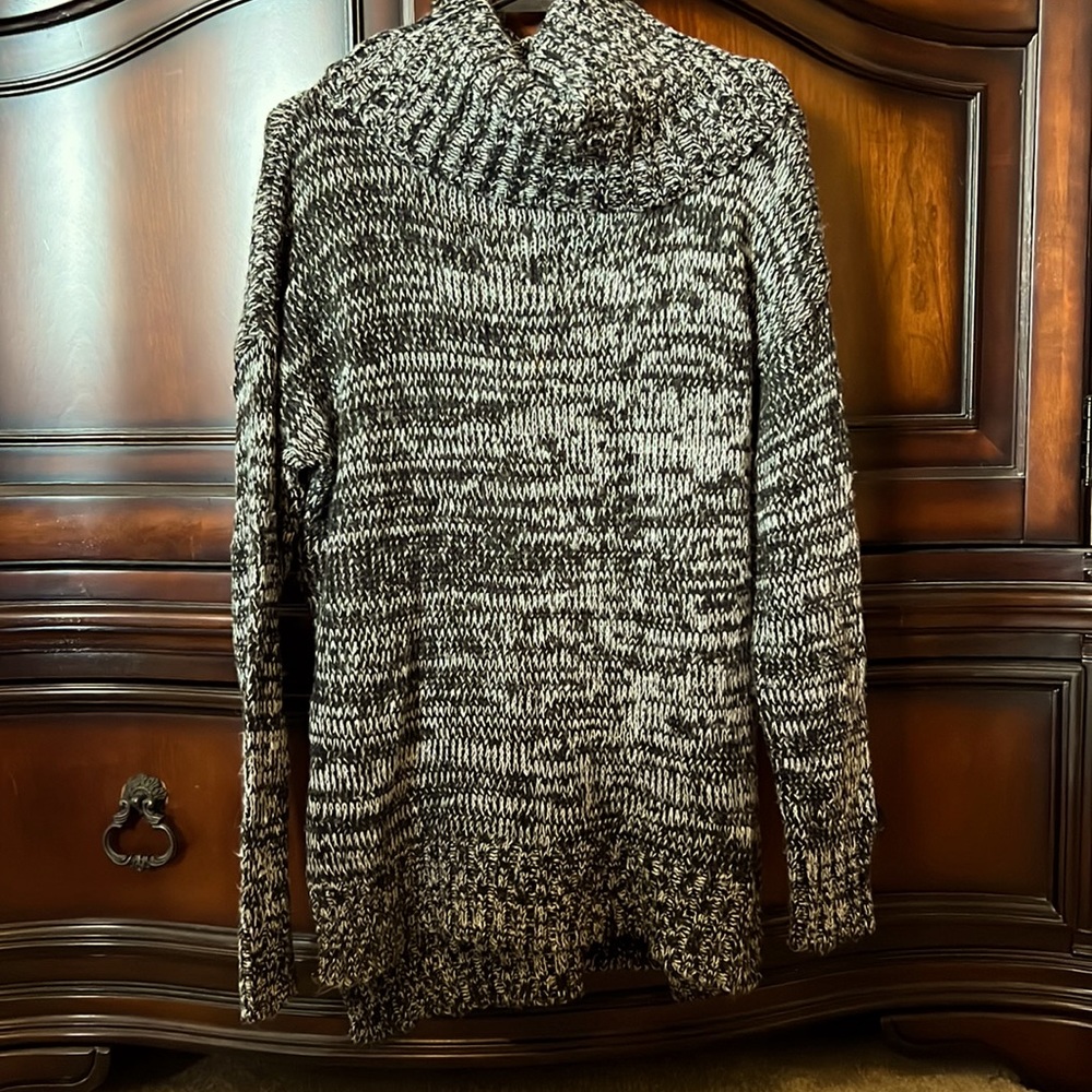 High low sweater with side slits NWOT